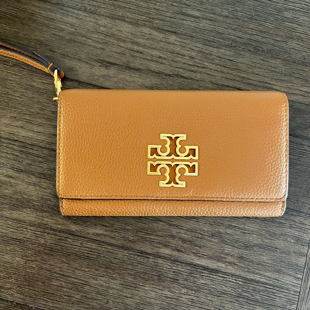 Tory Burch wallet , with a lots of cards holders very convenient for any time